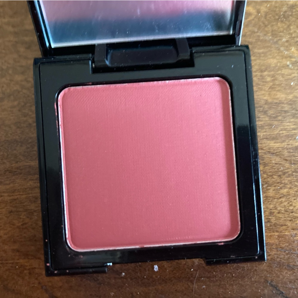 Violet Voss Blush in Make me blush. New with box